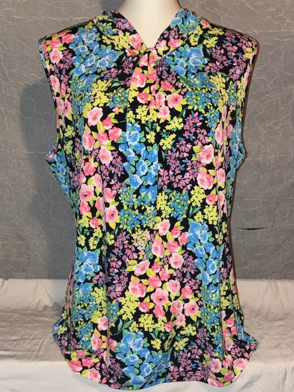 Tahari XL Sleeveless Floral Tie-Neck Blouse in Black and Multi